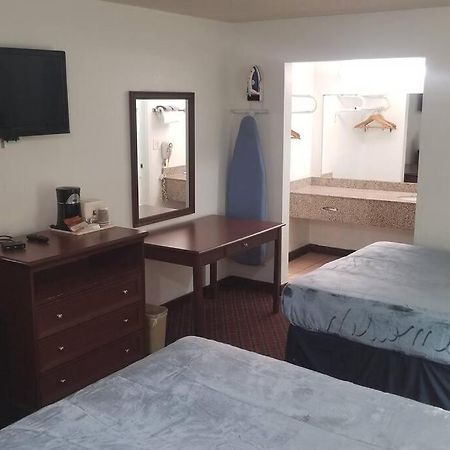 Hotel 2 Queen Beds Hotel Room 222 Wi-Fi Hot Tub Booking Стилуотър Екстериор снимка