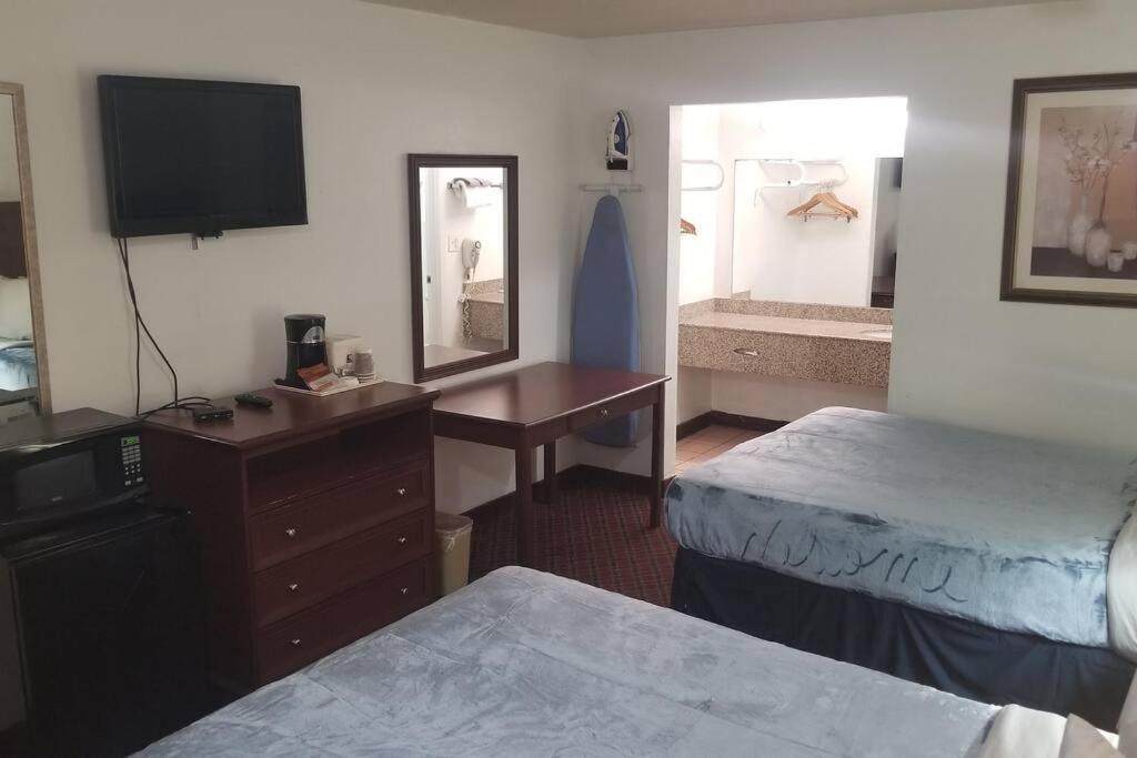 Hotel 2 Queen Beds Hotel Room 222 Wi-Fi Hot Tub Booking Стилуотър Екстериор снимка