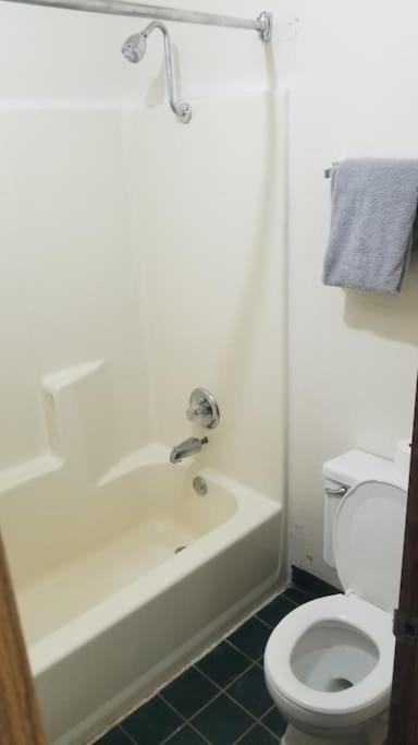 Hotel 2 Queen Beds Hotel Room 222 Wi-Fi Hot Tub Booking Стилуотър Екстериор снимка