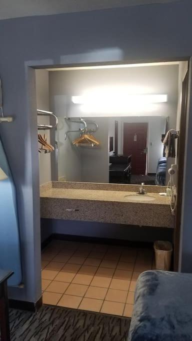 Hotel 2 Queen Beds Hotel Room 222 Wi-Fi Hot Tub Booking Стилуотър Екстериор снимка