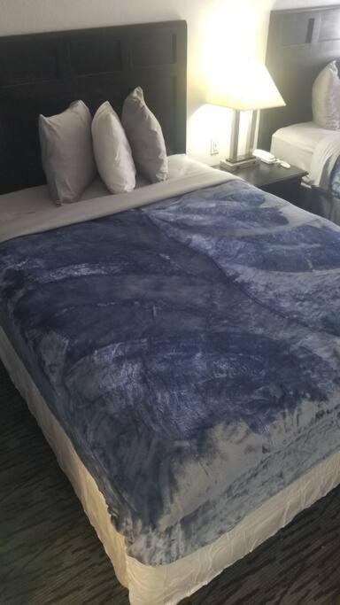 Hotel 2 Queen Beds Hotel Room 222 Wi-Fi Hot Tub Booking Стилуотър Екстериор снимка