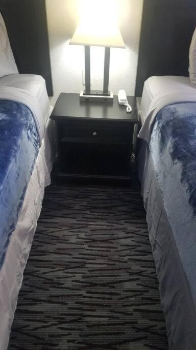 Hotel 2 Queen Beds Hotel Room 222 Wi-Fi Hot Tub Booking Стилуотър Екстериор снимка