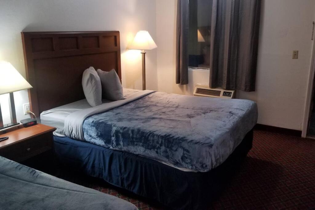 Hotel 2 Queen Beds Hotel Room 222 Wi-Fi Hot Tub Booking Стилуотър Екстериор снимка